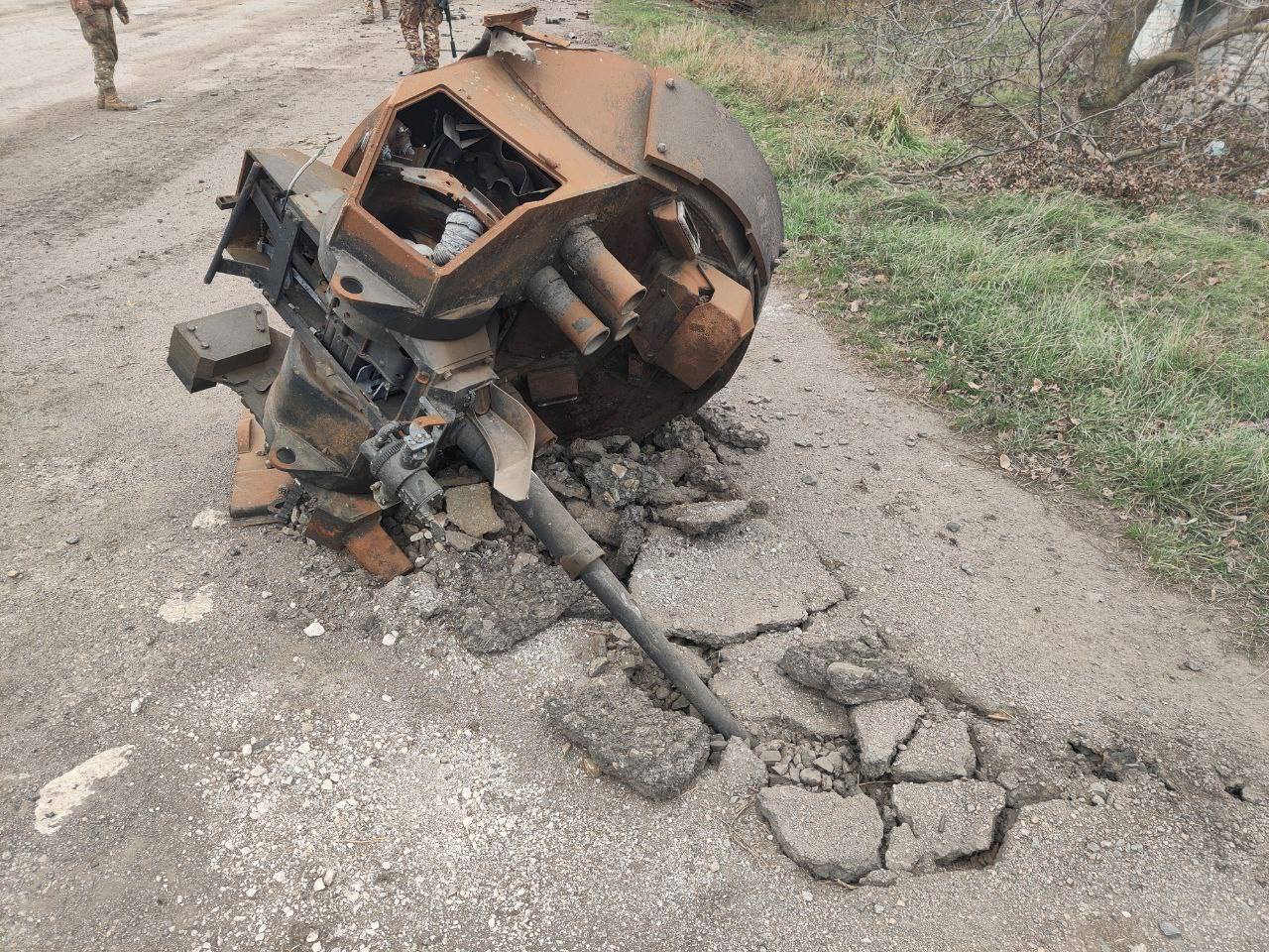 Купи сміття та вкрадені сонячні панелі: з'явились нові фото позицій окупантів у Херсонській області
